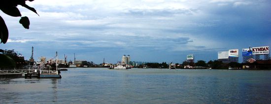 Blick ueber den Saigon River kurz vor einem heftigen Gewitter.