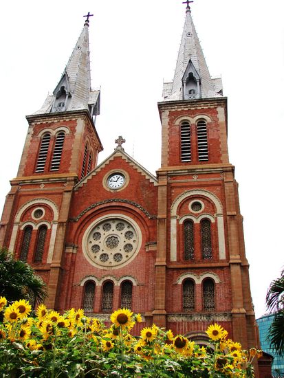 Nebenan steht die Kirche Notre Dame, vor der ...