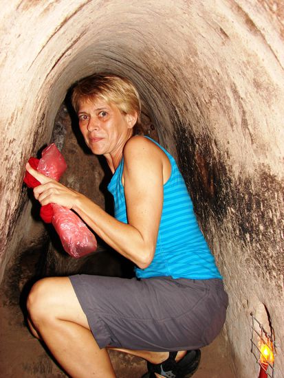 Obwohl der Tunnel fuer Touristen bereits erweitert wurde, steht Marion das klaustrophobische Erlebnis ins Gesicht geschrieben.
