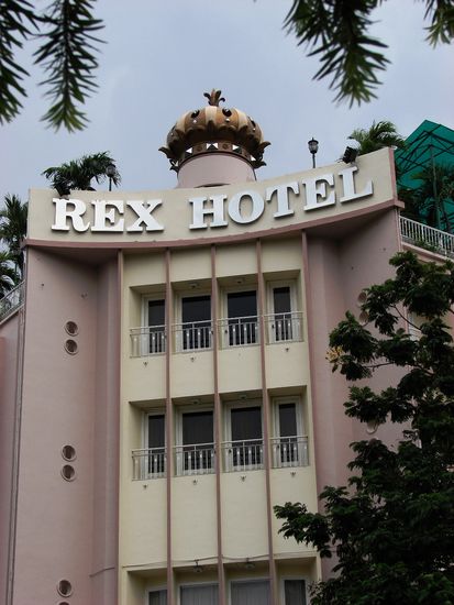 Im Rex Hotel hielt der amerikanische Generalstab waehrend des Krieges die regelmaessigen Presskonferenzen ab, die bei den abgebruehten Journalisten als "5 Uhr Maerchenstunden" galten.