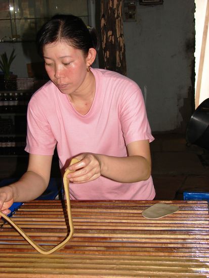 Aus den Fruechten stellen die Bewohner Coconut Candies her.