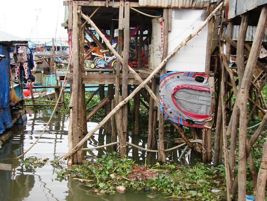 Blick auf Toilette, Abfalleimer, Spielplatz, Wohn- und Schlafzimmer.