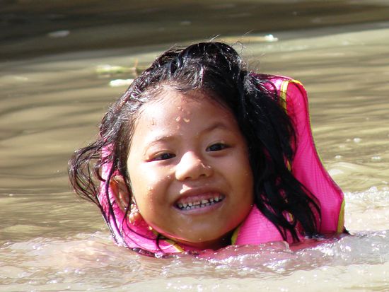 Das Baden im dreckigen Mekong scheint den einheimischen Kindern grosses Vergnuegen zu bereiten!