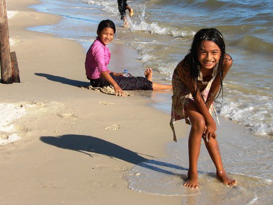 Auch den einheimischen Kindern macht das Plantschen im warmen Meer Spass.