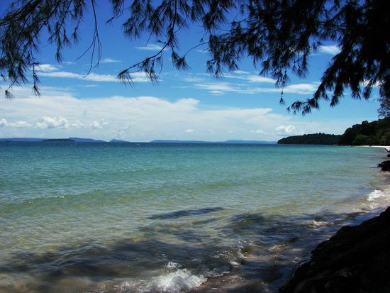 Blick ueber den Independence Beach auf die vorgelagerten Inseln.