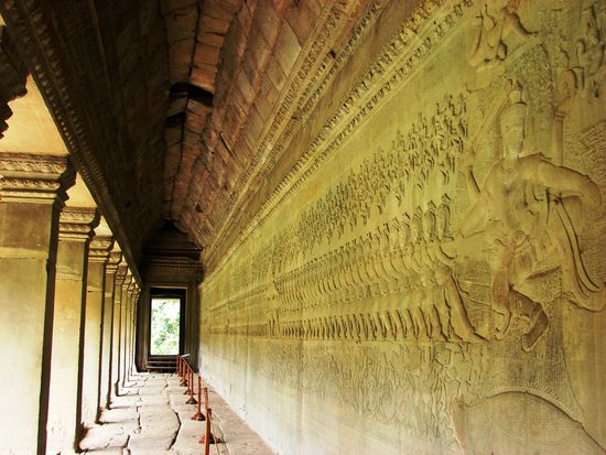 Angkor Wat ist von insgesamt acht derartiger Friese umgeben.
