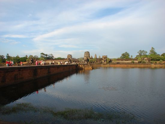 Ein gewaltiger Wassergraben fuehrt um die gesamte Anlage.