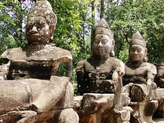 Eine ganze Reihe von Goettern bewachen die Bruecke vor dem Suedtor Angkor Thoms vor den gegenueber postierten Daemonen.