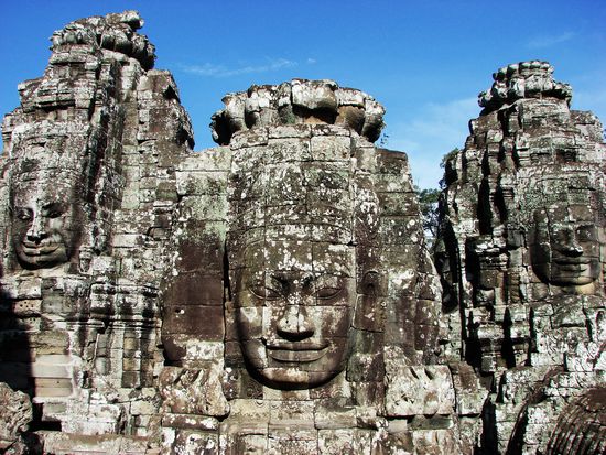 Ueber jedem der Gesichter wurde eine symbolische Lotusbluete plaziert.