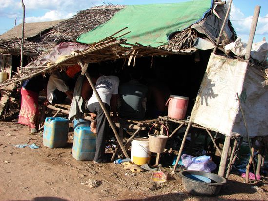 Aermlichste Huetten saeumen den Weg zum Tonle Sap.