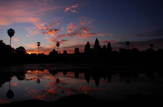 Sonnenaufgang ueber Angkor Wat.