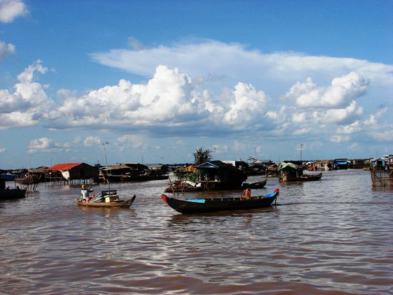In der Nachmittagssonne glaenzt sogar das erdige Wasser.