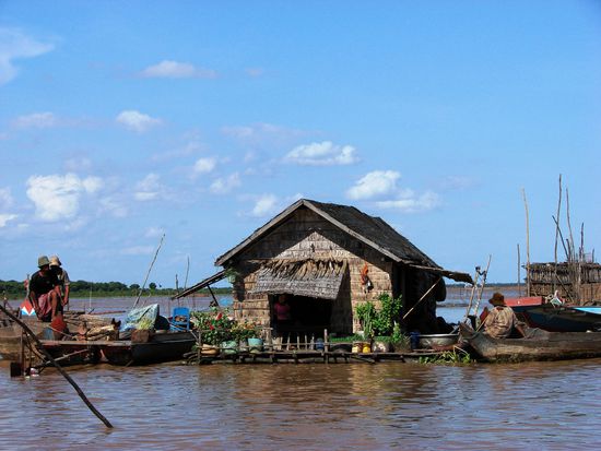 Typische Behausung in den schwimmenden Doerfern.
