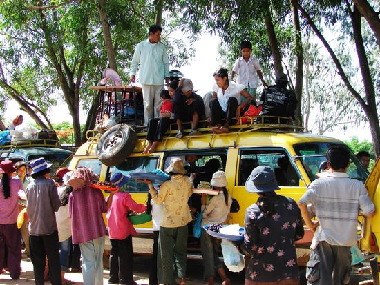 An den "Raststaetten" versuchen Frauen ihre Speisen an die 25 Insassen eines Minibusse zu verkaufen.