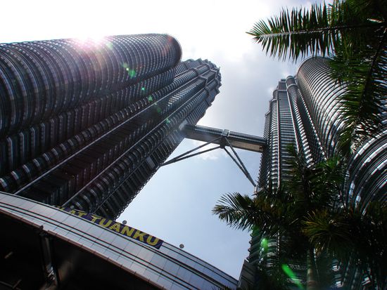 Obwohl die Form der Tuerme an den achteckigen Stern islamischer Kunst erinnern sollen, aehneln sie fuer uns eher der Khmer-Architektur von Angkor.