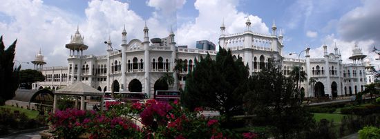 Kaum zu glauben: bei obigem Bild handelt es sich um den von einem englischen Architekten geplanten und an die Mogulbauten Rajasthans erinnernden Bahnhof Kuala Lumpurs.
