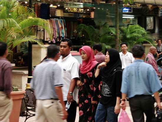 Junge Kopftuchtraegerinnen in "Little India".