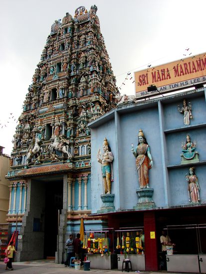Durch das grossartige Tor gelangt man zum suedindischen Hinduschrein des Sri Maha Mariamman Temple.