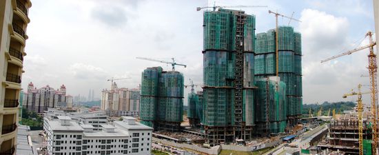 Der momentane Ausblick von Michis Balkon ist ja nicht berauschend, zeigt aber gut, was sich in den residential areas in KL gerade abspielt. In der Luecke links sind klein im Dunst die Petronas Towers zu erkennen.
