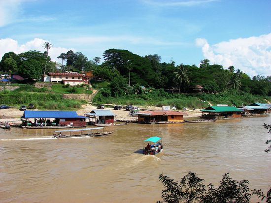 Die schwimmenden Restaurants vor Kuala Tahan.