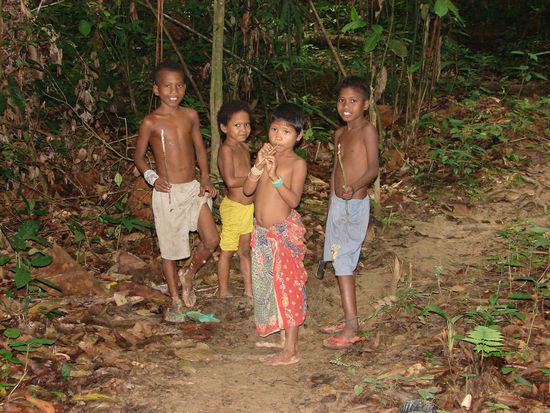 Voellig unvermutet trafen wir auf eine Gruppe von Kindern der Orang Asli.