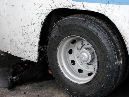 Alle Anstrengungen des unter dem Bus liegenden Arbeiters waren letztlich umsonst!