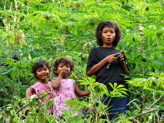Kinder aus dem Orang Asli Dorf.