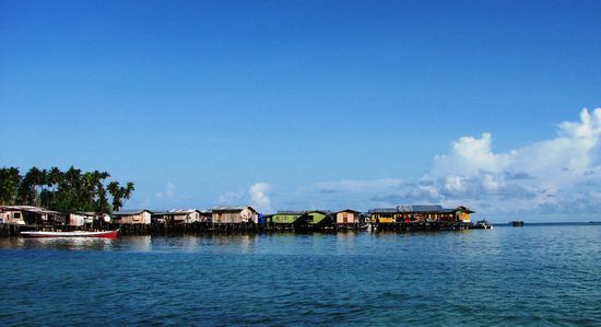 Die gruenen und gelben Gebaeude von Uncle Changs Lodge sind ebenso ...