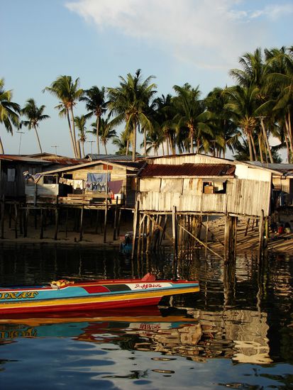 ... wie die Haeuser in den Doerfern auf Stelzen im Meer errichtet.