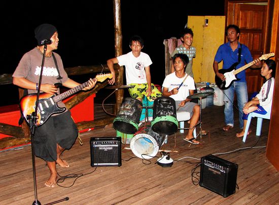 Besondere Beachtung gebuehrt dem selbstgebastelten Schlagzeug von Uncle Changs Hausband!