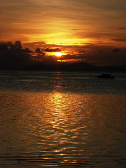 Abendstimmung ueber Ostborneo.