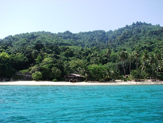 Die ueppige Vegetation der Insel beeindruckt ebenso wie die Farbe des Meeres.