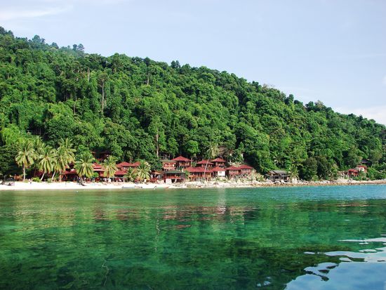 Das Senja Bay Resort liegt huebsch am Hang. Lieder wird es aber immer wieder vom Duft der Abwaesser heimgesucht!