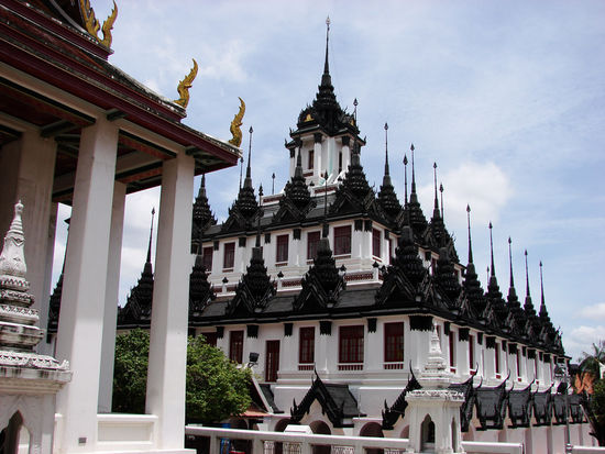 Der für Bangkok ungewöhnliche Metallpalast Loha Prasat.