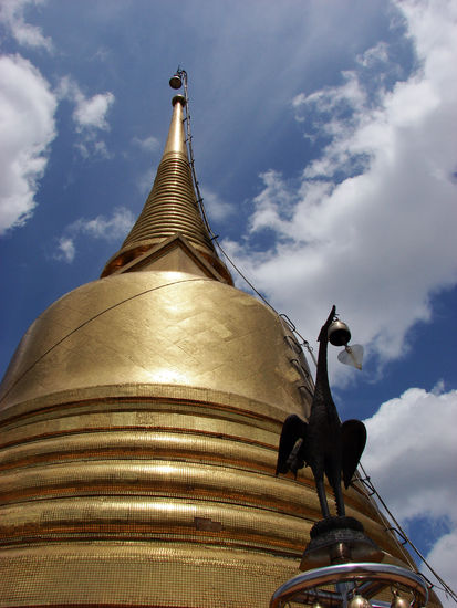 Der Chedi enthält eine Reliquie Buddhas, ...