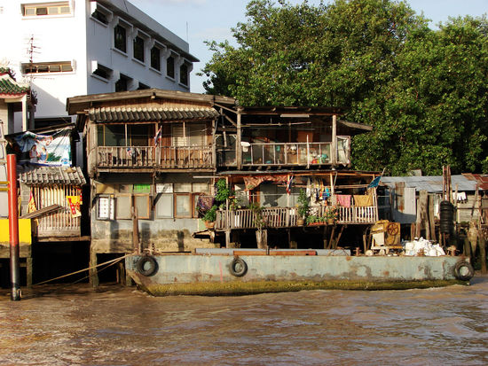 Blick ans Ufer des Menam Chao Praya: mal so,...
