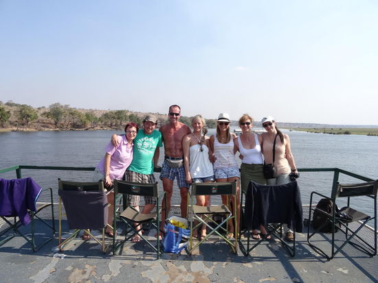 Während die anderen im Schatten auf dem unteren  Deck saßen, haben wir unseren leckeren Rotwein auf dem Oberdeck eingenommen und in Ruhe die Tierwelt genoßen