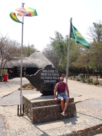 Der Zambesi River stützt hier in die Tiefen........