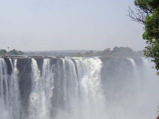 und das ist das Wasser, was nur zur Trockenzeit herunterstürzt.Sonst ist es noch mehr