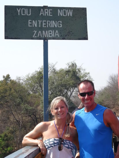 Mitten auf der Brücke befindet sich die Grenze