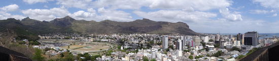 Port Louis- Haupstadt des Inselstaates - das Nadelöhr der Insel......bloß nicht zur Rushhour dorthin....alle Zuwege sind vollgestaut ....Verkehrskollaps....
