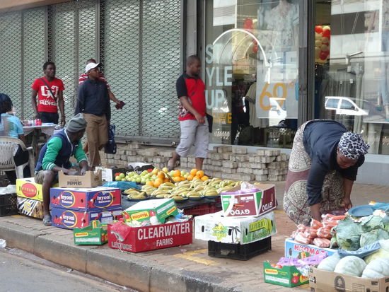 Auf den Straßen türmen sich Kartons, die als Warentisch dienen.