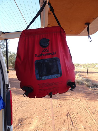 Unsere super Luxuscampingdusche , mit Temperaturanzeige!!!
( Wer hat schon mal am Fuße des Ayers Rocks geduscht???  )