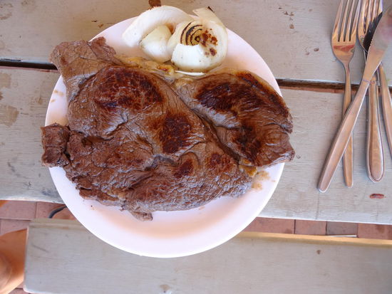 Lecker Rumpsteak ..... zwischen 7-10 Euro das Kilo......
Da landeten schon mal 1,5 Kg in unserem Bäuchen....gab ja überall kostenlose Gasgrillstationen ( BBQ - leicht gemacht )