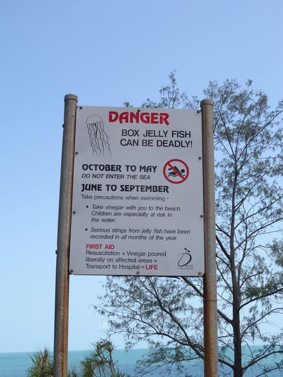 .....allein Baden ist hier nicht so angesagt......man sollte immer ne Flasche Essig dabei haben......