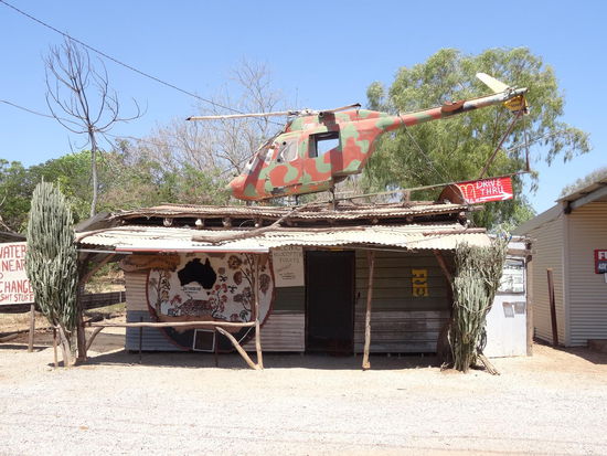 Daly Waters...der erste internationale Flughafen von Australien - ein etwas anderer Hubschrauberlandeplatz.....