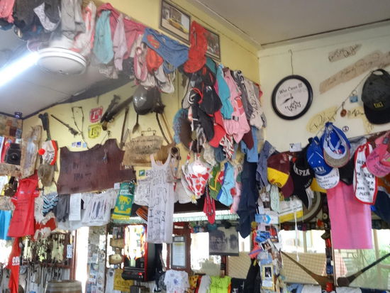 Heute steht dort eine Bar, die sehr gut besucht ist. Von den Decken hängen vergessene Unterwäsche, Geldscheine und div. IDCards - also falls ihr mal nen Schlüppi übrig haben solltet 