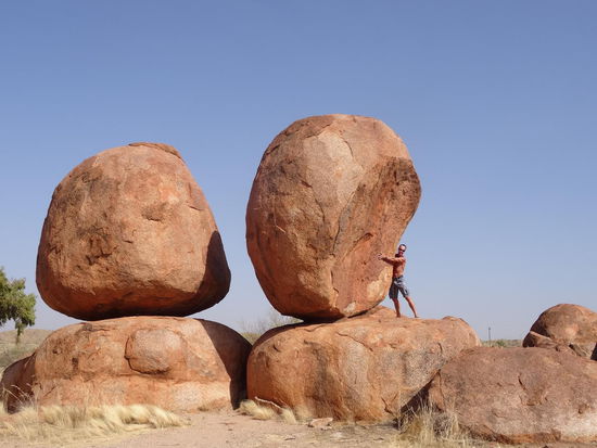 Devils Marbels:..........der Legende der Aboriginis nach sind die Steinkugeln Eier der Regenbogenschlange
