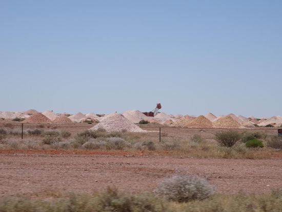 ....so entstehen auch die ganzen Haufen in der Gegend um Coober Pedy