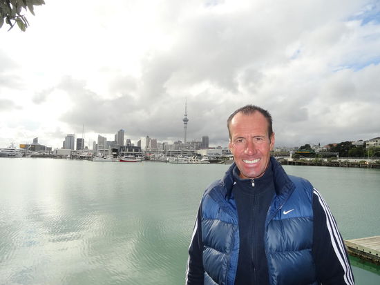 Die Hafenanlagen reichen bis in das Stadtzentrum hinein und bilden zugleich die Kulisse für das Stadtzentrum